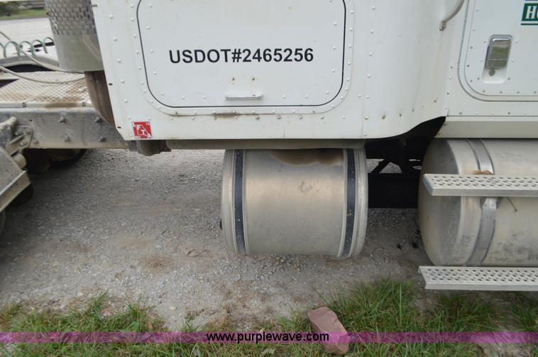 image for item I6421 2005 International 9900i semi truck