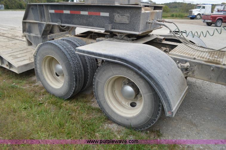 image for item I6421 2005 International 9900i semi truck