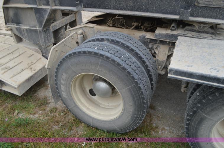 image for item I6421 2005 International 9900i semi truck