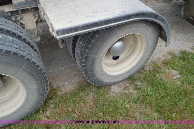 image for item I6421 2005 International 9900i semi truck