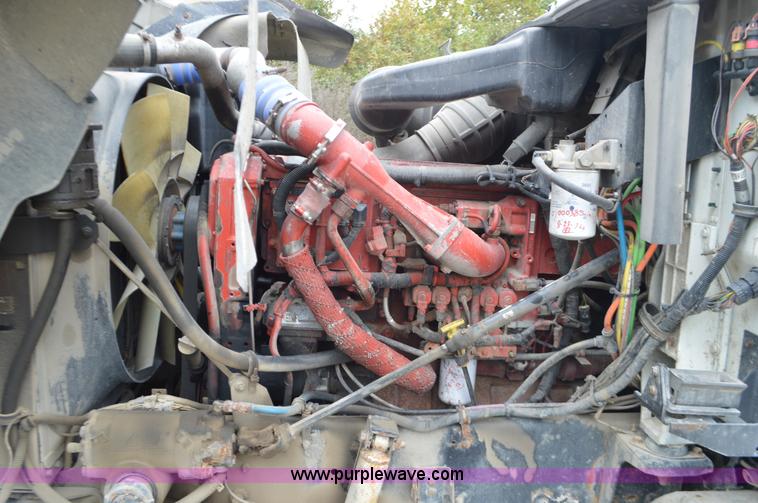 image for item I6421 2005 International 9900i semi truck