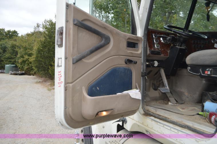 image for item I6421 2005 International 9900i semi truck