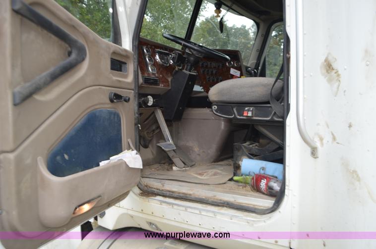 image for item I6421 2005 International 9900i semi truck