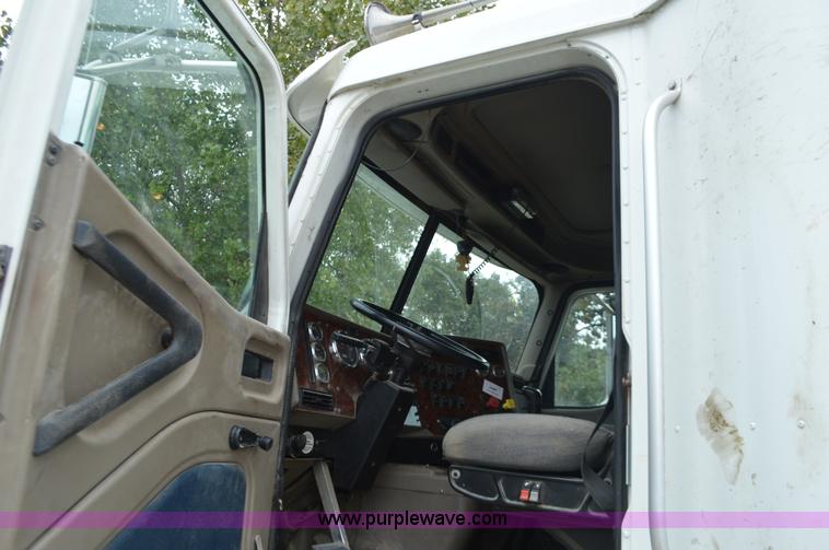 image for item I6421 2005 International 9900i semi truck