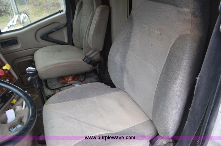 image for item I6421 2005 International 9900i semi truck