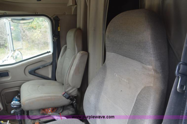 image for item I6421 2005 International 9900i semi truck