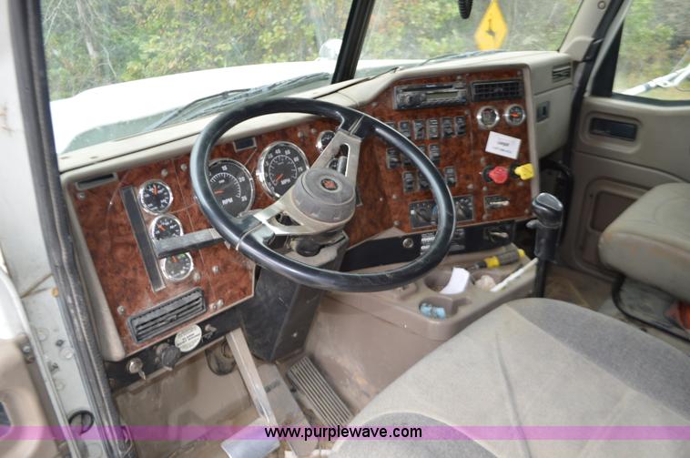 image for item I6421 2005 International 9900i semi truck