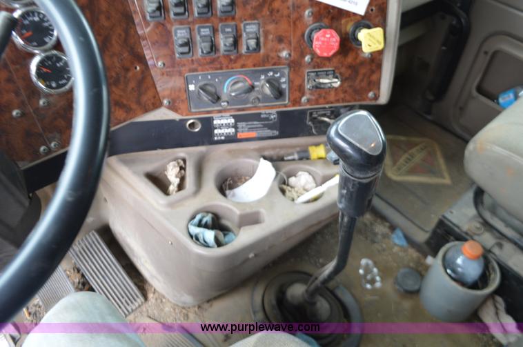 image for item I6421 2005 International 9900i semi truck