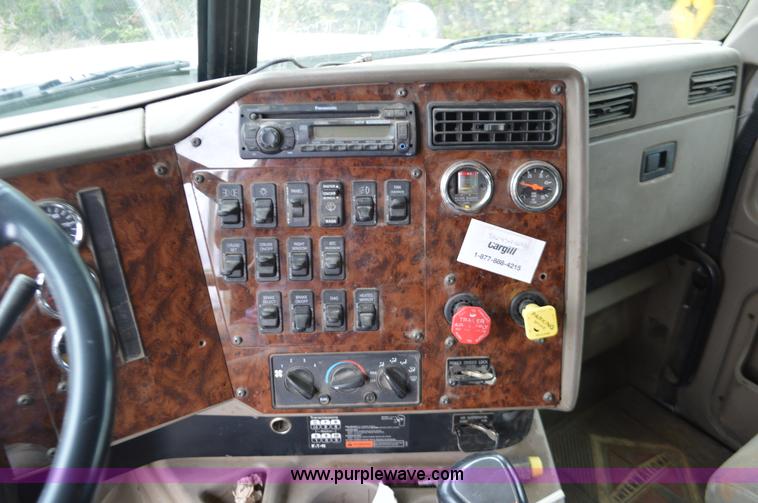 image for item I6421 2005 International 9900i semi truck