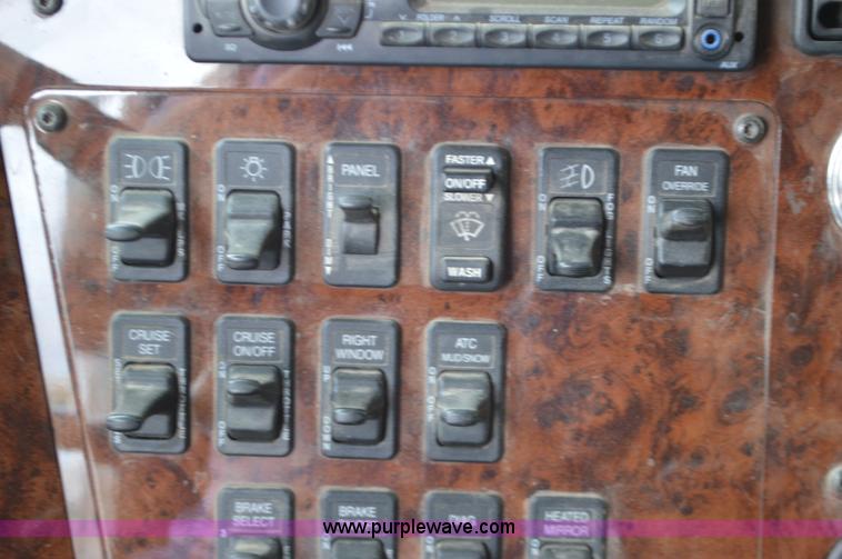 image for item I6421 2005 International 9900i semi truck