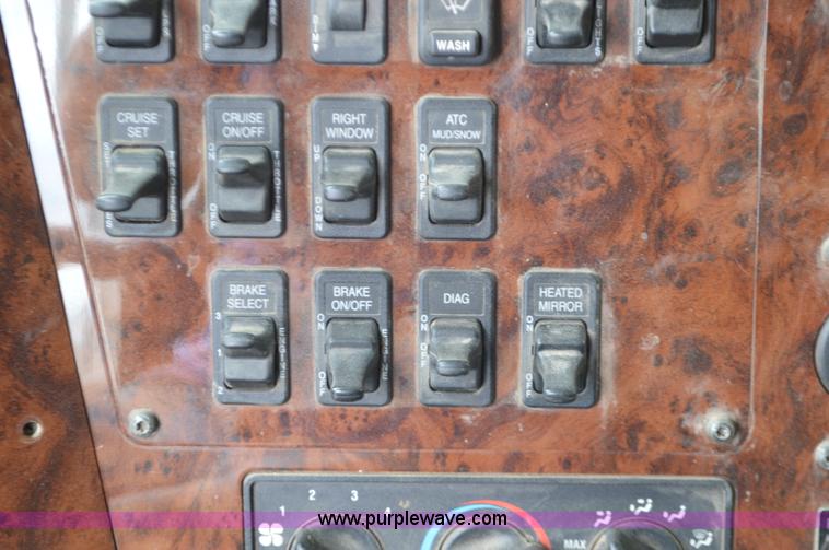 image for item I6421 2005 International 9900i semi truck