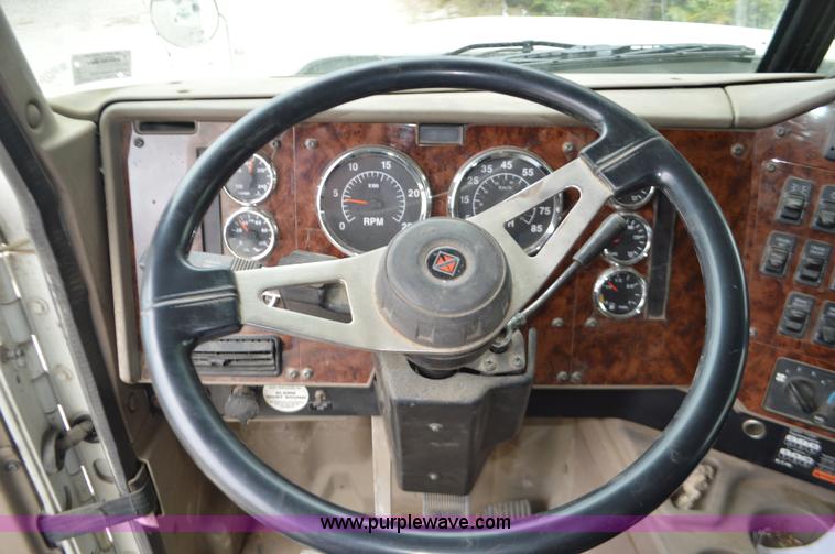 image for item I6421 2005 International 9900i semi truck