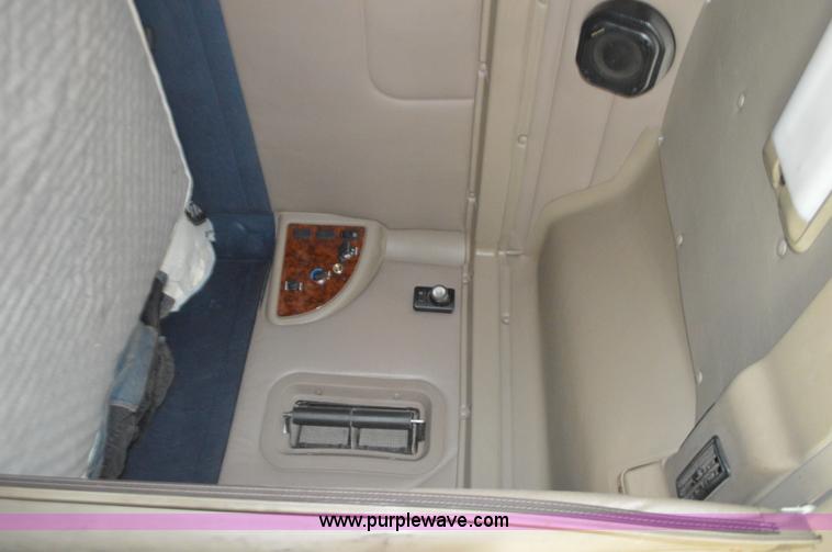 image for item I6421 2005 International 9900i semi truck