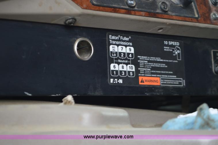 image for item I6421 2005 International 9900i semi truck