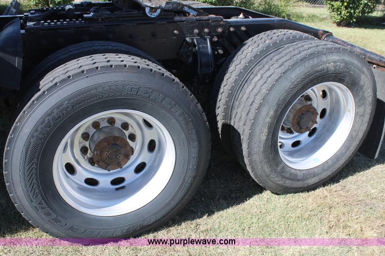 image for item J1407 2007 Peterbilt 379 semi truck