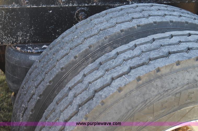 image for item J1407 2007 Peterbilt 379 semi truck