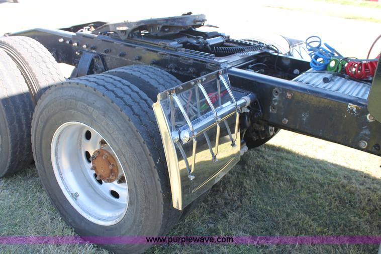 image for item J1407 2007 Peterbilt 379 semi truck