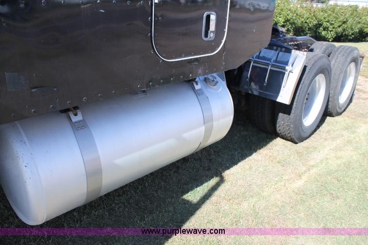 image for item J1407 2007 Peterbilt 379 semi truck