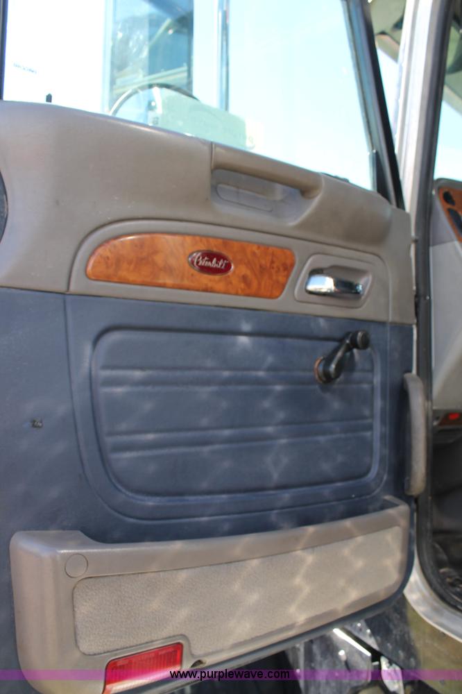 image for item J1407 2007 Peterbilt 379 semi truck