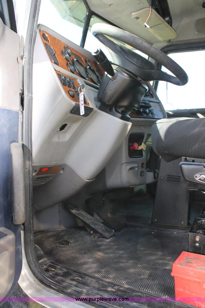 image for item J1407 2007 Peterbilt 379 semi truck