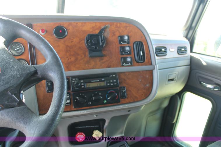 image for item J1407 2007 Peterbilt 379 semi truck