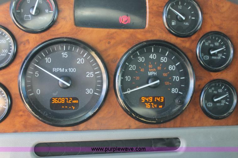 image for item J1407 2007 Peterbilt 379 semi truck