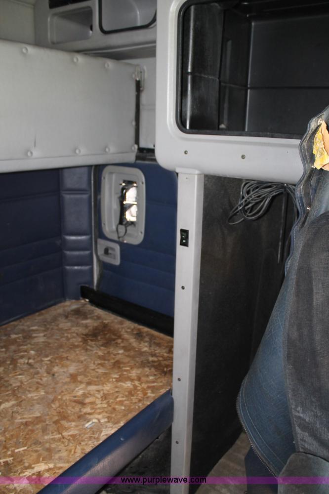 image for item J1407 2007 Peterbilt 379 semi truck