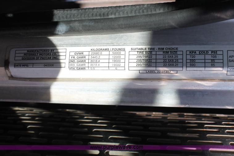 image for item J1407 2007 Peterbilt 379 semi truck