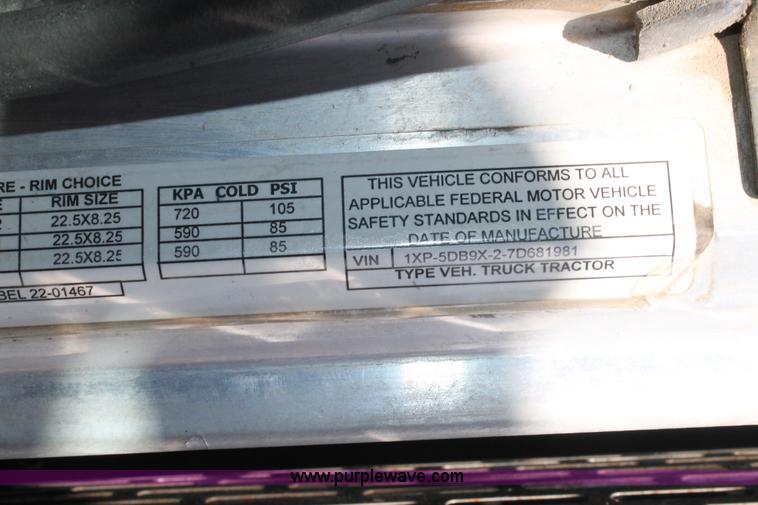 image for item J1407 2007 Peterbilt 379 semi truck