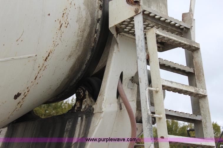 image for item J4294 2000 Sterling A9500 mixer truck