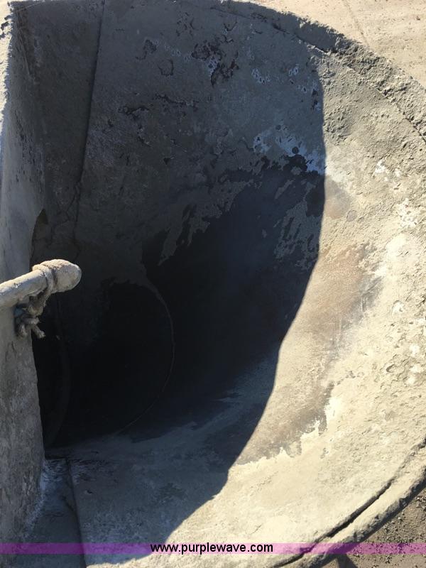 image for item J4294 2000 Sterling A9500 mixer truck