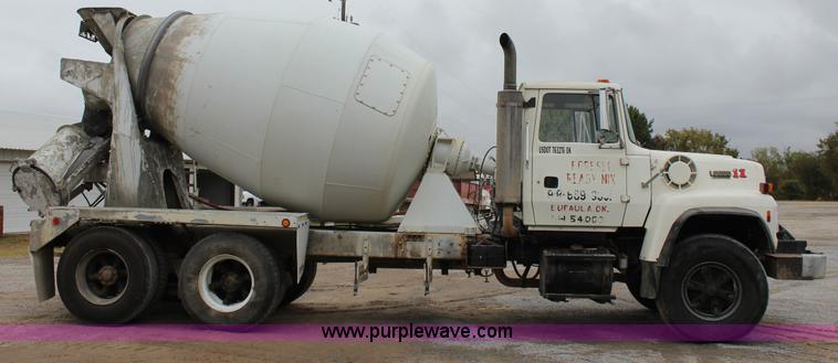 image for item J4297 1991 Ford LT8000 mixer truck