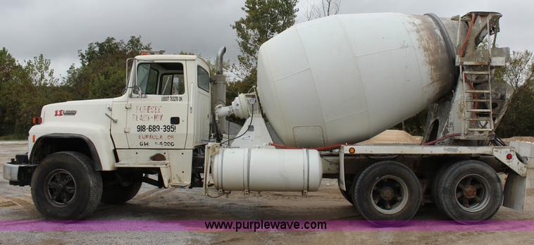 image for item J4297 1991 Ford LT8000 mixer truck