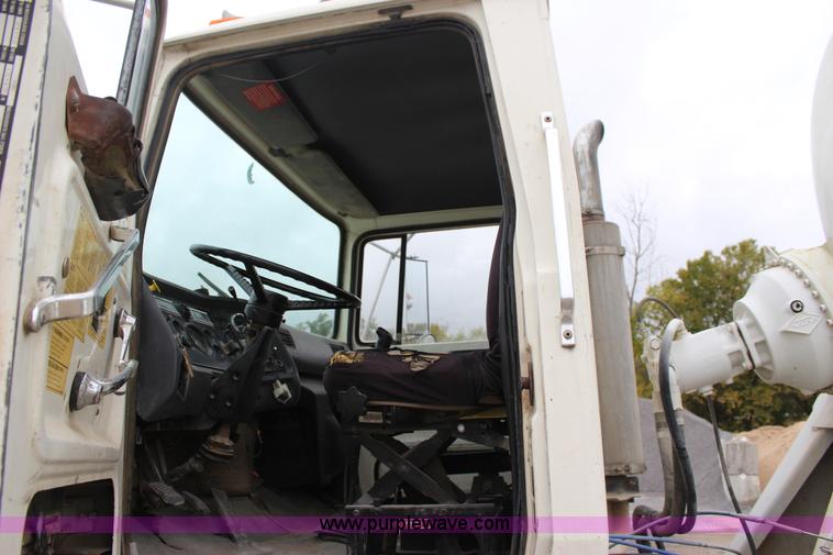 image for item J4297 1991 Ford LT8000 mixer truck