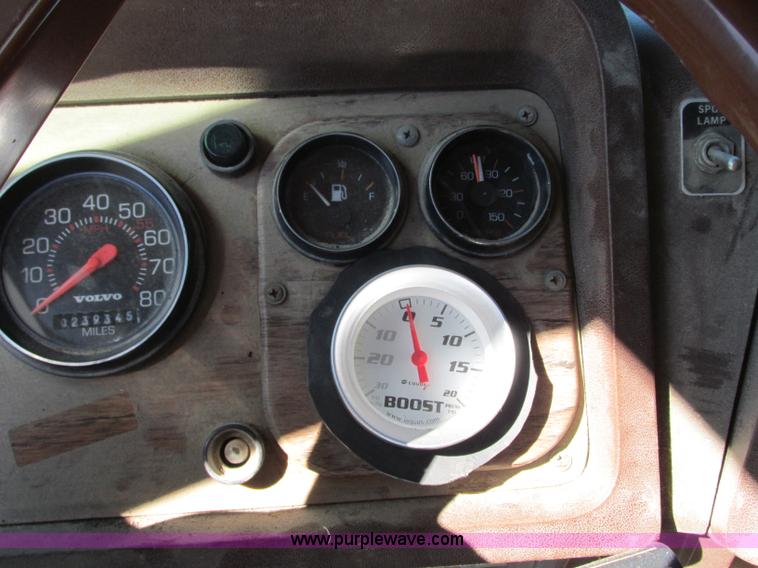 image for item J8726 1987 Volvo White WIM semi truck