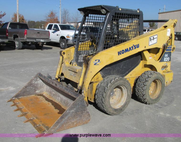 image for item J8737 2004 Komatsu SK820 skid steer
