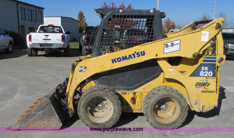 image for item J8737 2004 Komatsu SK820 skid steer