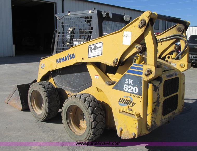 image for item J8737 2004 Komatsu SK820 skid steer