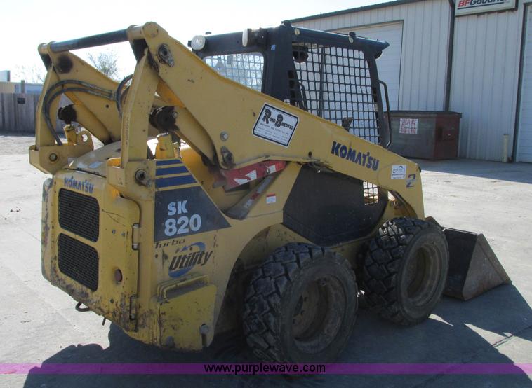 image for item J8737 2004 Komatsu SK820 skid steer