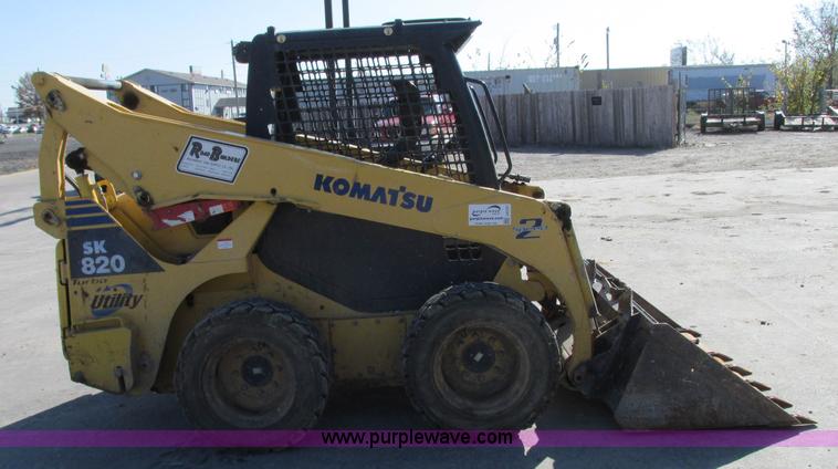 image for item J8737 2004 Komatsu SK820 skid steer