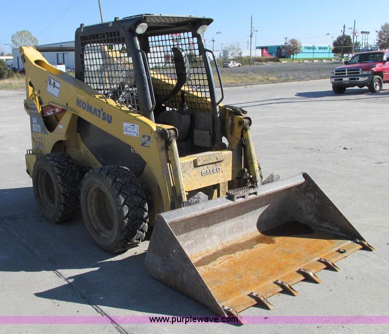 image for item J8737 2004 Komatsu SK820 skid steer