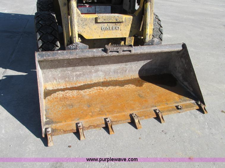 image for item J8737 2004 Komatsu SK820 skid steer