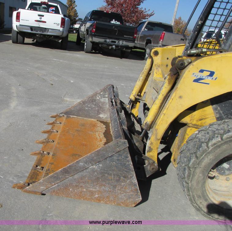 image for item J8737 2004 Komatsu SK820 skid steer