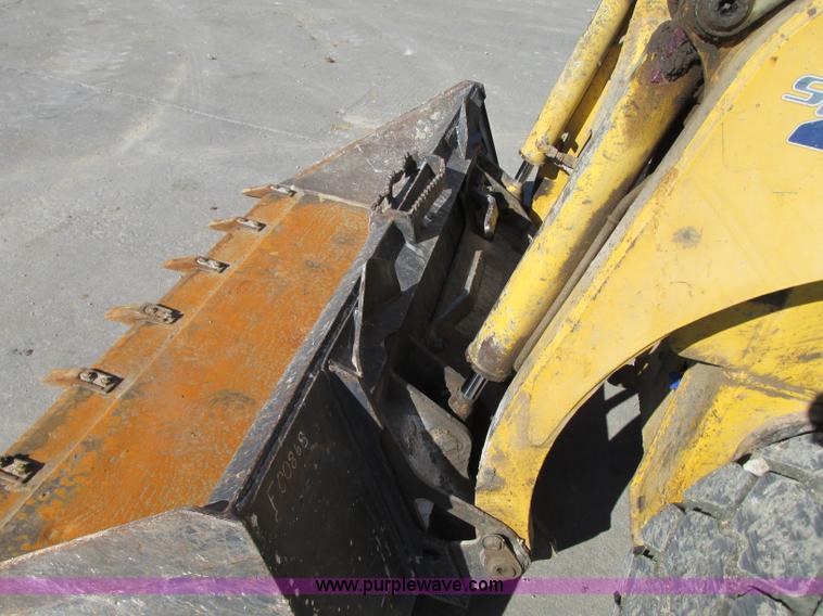 image for item J8737 2004 Komatsu SK820 skid steer