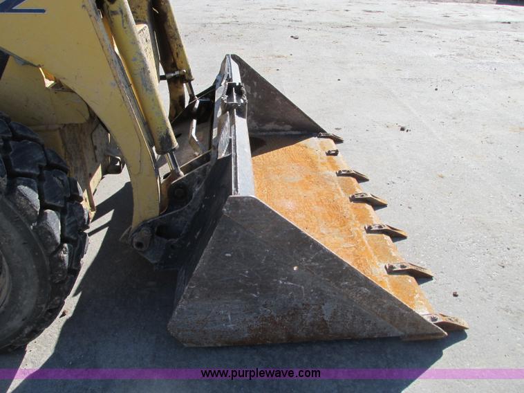 image for item J8737 2004 Komatsu SK820 skid steer