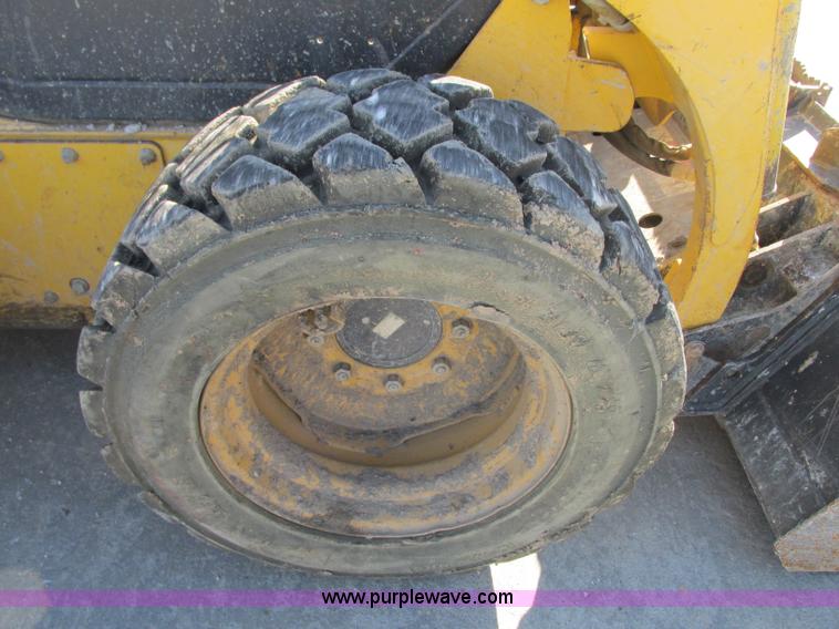 image for item J8737 2004 Komatsu SK820 skid steer