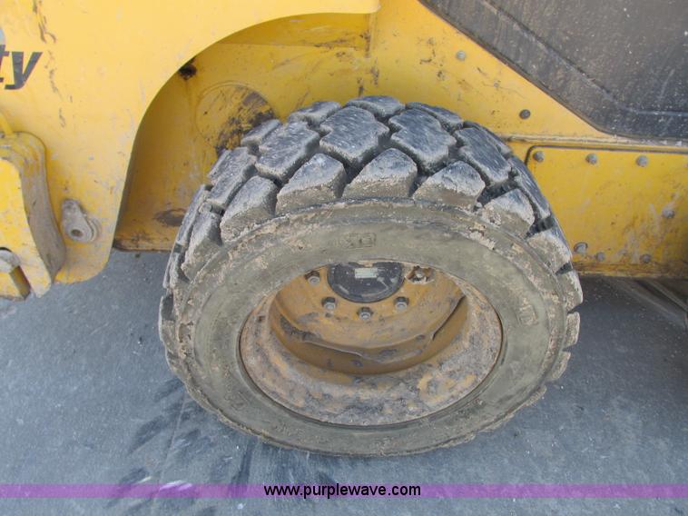 image for item J8737 2004 Komatsu SK820 skid steer