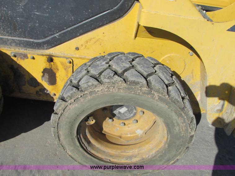 image for item J8737 2004 Komatsu SK820 skid steer