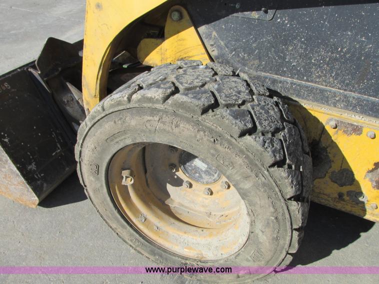 image for item J8737 2004 Komatsu SK820 skid steer