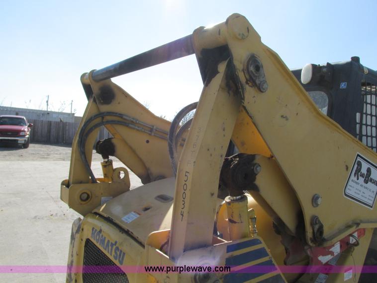 image for item J8737 2004 Komatsu SK820 skid steer